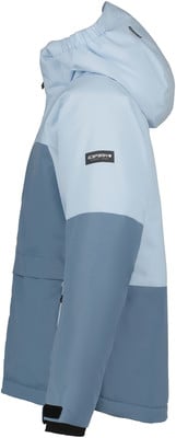 Blaue Jacke mit Kapuze und Logo am Ärmel.