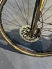 Detail eines Fahrrad-Vorderrads mit Scheibenbremse und Continental-Aufschrift.