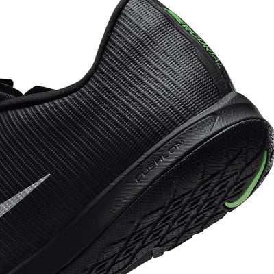 Detail eines schwarzen Nike-Fußballschuhs mit Logo und Schriftzug Detail eines schwarzen Nike-Fußballschuhs mit Logo und Schriftzug