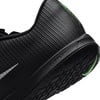 Detail eines schwarzen Nike-Fußballschuhs mit Logo und Schriftzug