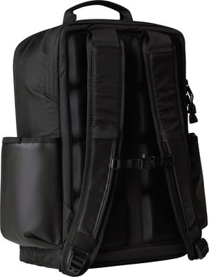 Schwarzer Rucksack mit gepolsterten Trägern und Seitentaschen. Schwarzer Rucksack mit gepolsterten Trägern und Seitentaschen.