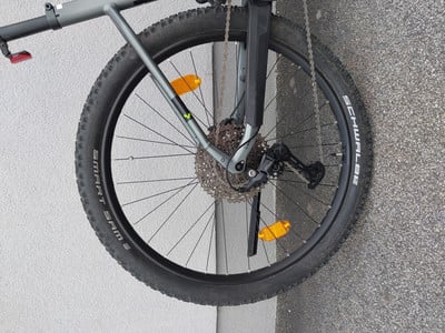 Nahaufnahme des Hinterrads eines Mountainbikes mit Kette und Schaltwerk.