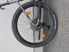 Nahaufnahme des Hinterrads eines Mountainbikes mit Kette und Schaltwerk.