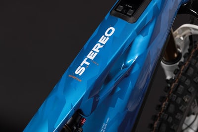 Blauer E-Bike-Rahmen mit STEREO-Schriftzug und Bosch-Logo.