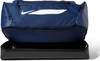 Eine blaue Nike Sporttasche mit weißem Logo und teilbarem Boden.