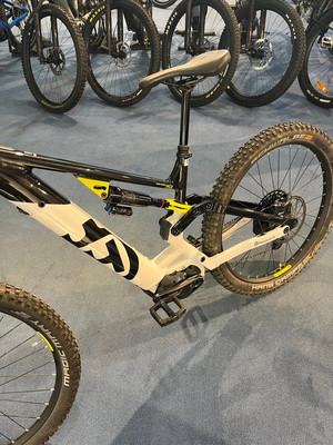 Ein Mountainbike mit weißem Rahmen, schwarzen Details, Federung und breiten Reifen. Ein Mountainbike mit weißem Rahmen, schwarzen Details, Federung und breiten Reifen.
