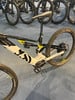 Ein Mountainbike mit weißem Rahmen, schwarzen Details, Federung und breiten Reifen.