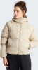 Damen-Daunenjacke in Beige mit Kapuze und Reißverschluss.