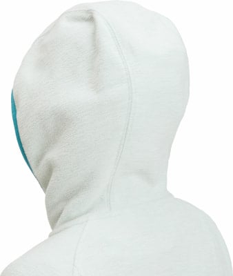 Detail einer Kapuze einer weißen Fleecejacke mit türkisfarbenem Rand. Detail einer Kapuze einer weißen Fleecejacke mit türkisfarbenem Rand.
