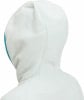 Detail einer Kapuze einer weißen Fleecejacke mit türkisfarbenem Rand.