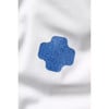 Ein blauer kreuzförmiger Aufnäher auf weißem Hintergrund.