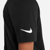 Schwarzes T-Shirt mit weißem Nike-Logo auf dem Ärmel.