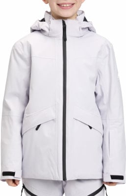 Mädchen in weißer Skijacke mit schwarzem Reißverschluss und Kapuze. Mädchen in weißer Skijacke mit schwarzem Reißverschluss und Kapuze.