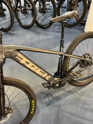 Trek E-Mountainbike mit Federung und breiten Maxxis-Reifen. Trek E-Mountainbike mit Federung und breiten Maxxis-Reifen.
