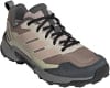 Herren-Outdoor-Schuh von Adidas Terrex in Braun und Beige mit schwarzen Schnürsenkeln.