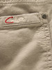 Stoffdetail mit gesticktem Markenlogo in Rot und Beige.