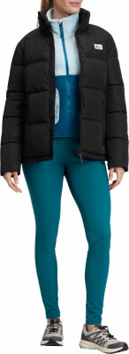Damen-Winterjacke mit Fleeceweste und Leggings, dazu Sportschuhe. Damen-Winterjacke mit Fleeceweste und Leggings, dazu Sportschuhe.