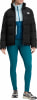 Damen-Winterjacke mit Fleeceweste und Leggings, dazu Sportschuhe.