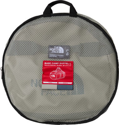Eine runde Netz-Tasche von The North Face Base Camp Duffel L in Beige. Eine runde Netz-Tasche von The North Face Base Camp Duffel L in Beige.