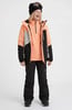 Mädchen in Skijacke, Fleece und Hose, mit Skibrille auf der Mütze.