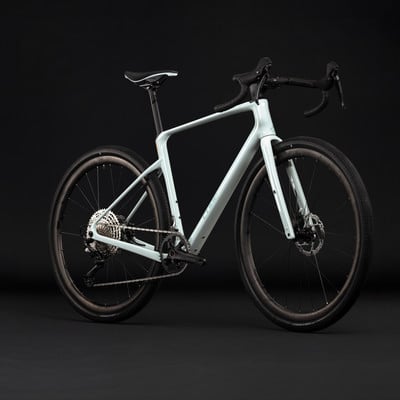 Hellgrauer Gravelbike-Rahmen mit schwarzen Rädern und Details. Hellgrauer Gravelbike-Rahmen mit schwarzen Rädern und Details.
