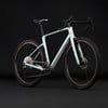 Hellgrauer Gravelbike-Rahmen mit schwarzen Rädern und Details.