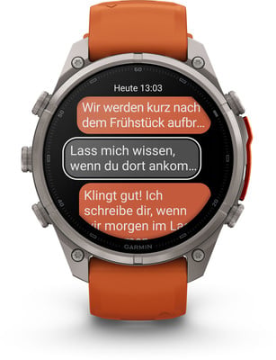 Eine Smartwatch zeigt eine Chat-Nachricht mit deutscher Textkonversation an. Eine Smartwatch zeigt eine Chat-Nachricht mit deutscher Textkonversation an.