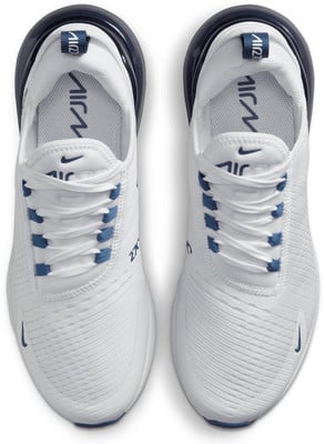 Fehér Nike Air Max 270 sportcipő kék részletekkel és logóval. Fehér Nike Air Max 270 sportcipő kék részletekkel és logóval.
