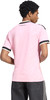 Rückansicht eines Mannes in einem rosa T-Shirt mit Juventus-Logo und schwarzen Streifen.