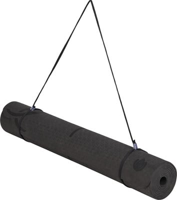 Schwarze, gerollte Yogamatte mit Umhängegurt. Schwarze, gerollte Yogamatte mit Umhängegurt.