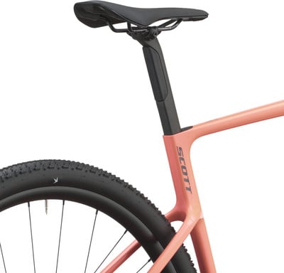 Detail eines Scott Fahrradrahmens in Orange mit Sattelstütze. Detail eines Scott Fahrradrahmens in Orange mit Sattelstütze.