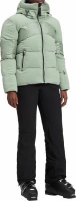 Damen-Daunenjacke in Minzgrün mit Kapuze und schwarzer Hose. Damen-Daunenjacke in Minzgrün mit Kapuze und schwarzer Hose.