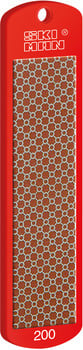 Roter Skischleifstein mit weißer Aufschrift SKIMAN und der Zahl 200.