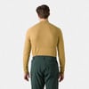 Rückansicht eines Mannes in einem gelben Pullover und dunkelgrünen Hosen.