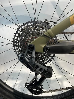SRAM GX Schaltwerk an einem Mountainbike mit großer Kassette. SRAM GX Schaltwerk an einem Mountainbike mit großer Kassette.