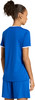 Rückansicht einer Frau in blauer Sportkleidung mit Dutt.