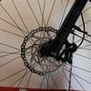 Detail des vorderen Scheibenbremssystems eines Mountainbikes mit RockShox-Aufschrift.