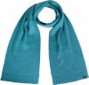Ein blauer Strickschal mit geripptem Saum, auf weißem Hintergrund liegend.