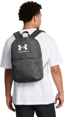 Ein Mann mit einem schwarzen Under Armour Rucksack auf dem Rücken. Ein Mann mit einem schwarzen Under Armour Rucksack auf dem Rücken.