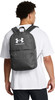Ein Mann mit einem schwarzen Under Armour Rucksack auf dem Rücken.