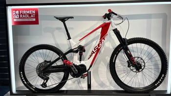 GASGAS E-Mountainbike mit weiß-rotem Rahmen und Federung.