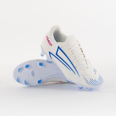 Weiße Fußballschuhe mit blauen Details und JAKO-Logo auf weißem Hintergrund. Weiße Fußballschuhe mit blauen Details und JAKO-Logo auf weißem Hintergrund.