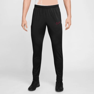 Schwarze Nike Sporthose mit rotem Logo und Schuhen. Schwarze Nike Sporthose mit rotem Logo und Schuhen.