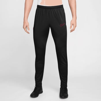 Schwarze Nike Sporthose mit rotem Logo und Schuhen.
