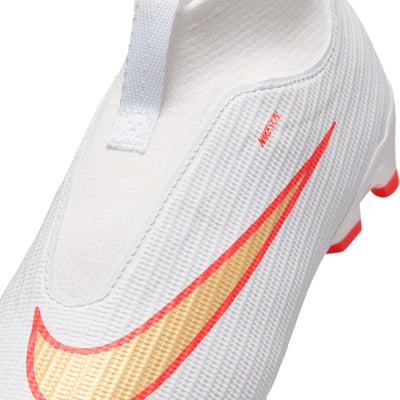 Weißer Nike Fußballschuh mit orangefarbenem Swoosh und NIKESKIN-Schriftzug.