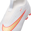 Weißer Nike Fußballschuh mit orangefarbenem Swoosh und NIKESKIN-Schriftzug.