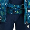 Detail einer Winterjacke mit Pinguin- und Baumdruck, Reißverschluss.
