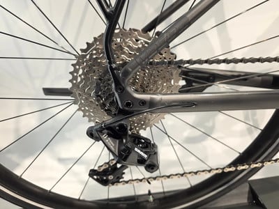 SRAM-Schaltwerk am Fahrrad mit Kassette und Kette. SRAM-Schaltwerk am Fahrrad mit Kassette und Kette.