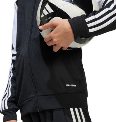 Detail einer Jacke und eines Fußballs, Nahaufnahme der Hände.