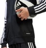 Detail einer Jacke und eines Fußballs, Nahaufnahme der Hände.